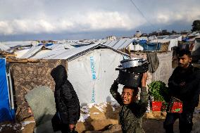 Palestinians Battle Cold in Refugee Camp - Gaza