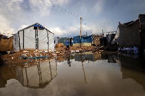 Palestinians Battle Cold in Refugee Camp - Gaza