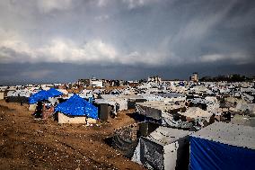 Palestinians Battle Cold in Refugee Camp - Gaza