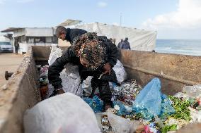 Palestinians Battle Cold in Refugee Camp - Gaza