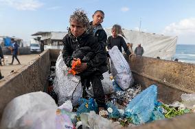 Palestinians Battle Cold in Refugee Camp - Gaza