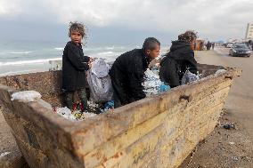 Palestinians Battle Cold in Refugee Camp - Gaza