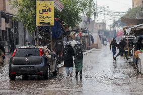 Palestinians Battle Cold in Refugee Camp - Gaza