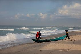 Palestinians Battle Cold in Refugee Camp - Gaza