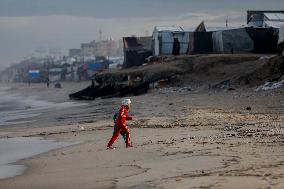 Palestinians Battle Cold in Refugee Camp - Gaza