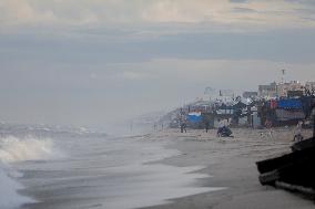 Palestinians Battle Cold in Refugee Camp - Gaza