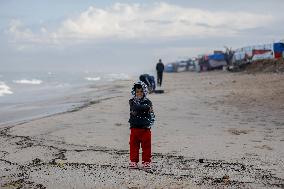 Palestinians Battle Cold in Refugee Camp - Gaza