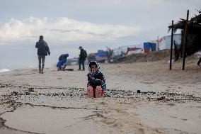 Palestinians Battle Cold in Refugee Camp - Gaza