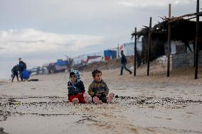 Palestinians Battle Cold in Refugee Camp - Gaza