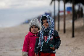 Palestinians Battle Cold in Refugee Camp - Gaza