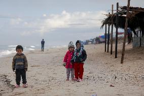 Palestinians Battle Cold in Refugee Camp - Gaza