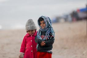 Palestinians Battle Cold in Refugee Camp - Gaza