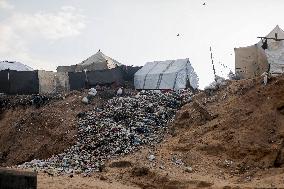 Palestinians Battle Cold in Refugee Camp - Gaza