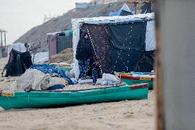 Palestinians Battle Cold in Refugee Camp - Gaza