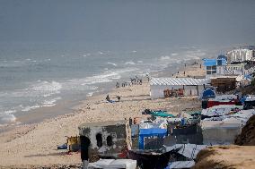 Palestinians Battle Cold in Refugee Camp - Gaza