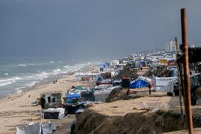 Palestinians Battle Cold in Refugee Camp - Gaza