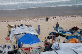 Palestinians Battle Cold in Refugee Camp - Gaza