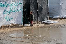 Palestinians Battle Cold in Refugee Camp - Gaza