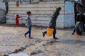 Palestinians Battle Cold in Refugee Camp - Gaza