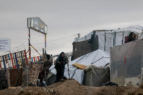 Palestinians Battle Cold in Refugee Camp - Gaza