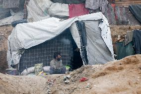 Palestinians Battle Cold in Refugee Camp - Gaza