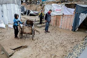 Palestinians Battle Cold in Refugee Camp - Gaza