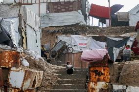 Palestinians Battle Cold in Refugee Camp - Gaza