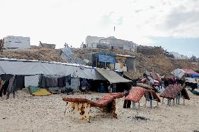 Palestinians Battle Cold in Refugee Camp - Gaza