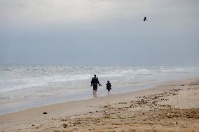 Palestinians Battle Cold in Refugee Camp - Gaza