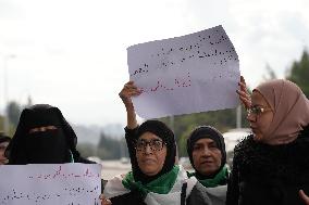 Syrian Women Hold Sit-In In Front Of The People’s Palace Demanding The Release Of Syrian Detainees In Lebanon