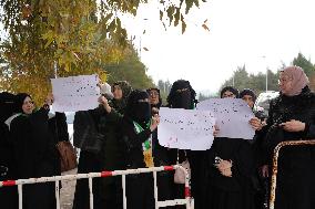 Syrian Women Hold Sit-In In Front Of The People’s Palace Demanding The Release Of Syrian Detainees In Lebanon