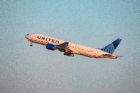 United Airlines Boeing 777 Departing From Newark