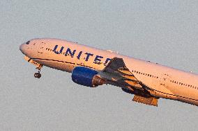 United Airlines Boeing 777 Departing From Newark