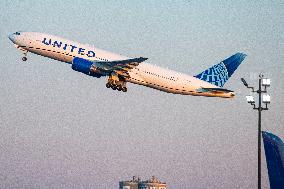 United Airlines Boeing 777 Departing From Newark