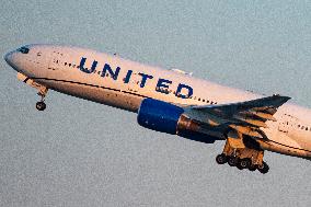 United Airlines Boeing 777 Departing From Newark