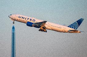 United Airlines Boeing 777 Departing From Newark