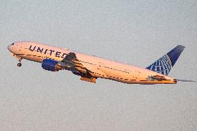 United Airlines Boeing 777 Departing From Newark