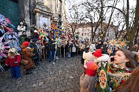 Large-scale march of Christmas star carriers in Lviv