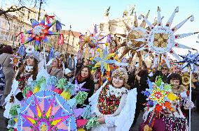 Large-scale march of Christmas star carriers in Lviv