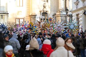 Large-scale march of Christmas star carriers in Lviv