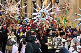 Large-scale march of Christmas star carriers in Lviv