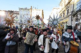 Large-scale march of Christmas star carriers in Lviv