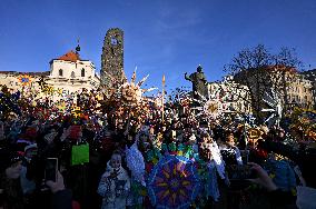 Large-scale march of Christmas star carriers in Lviv