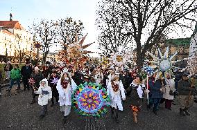 Large-scale march of Christmas star carriers in Lviv