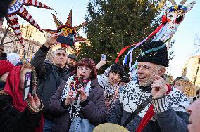 Large-scale march of Christmas star carriers in Lviv