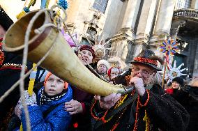 Large-scale march of Christmas star carriers in Lviv