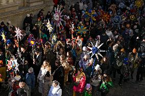 Large-scale march of Christmas star carriers in Lviv