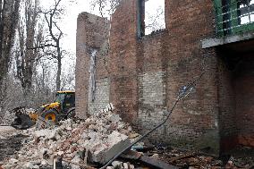 Russian troops strike apartment building in Kramatorsk