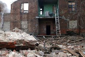 Russian troops strike apartment building in Kramatorsk