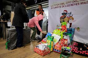 Dogs Rescued By The STCMetro Of Mexico City, Help The Three Wise Men Collect Letters From Girls And Boys